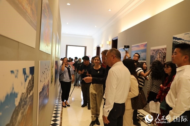 參觀者在圖片展活動現場。拍攝者為墨西哥分社外籍雇員埃內斯托·多明戈斯