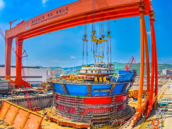 “?？惶?hào)”通過雙龍門吊進(jìn)行總裝。侯憲鵬攝