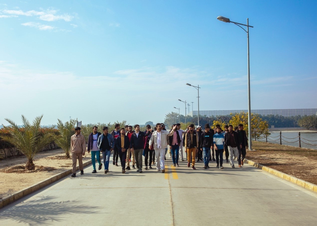 職業(yè)技校學(xué)員參觀中巴經(jīng)濟(jì)走廊薩希瓦爾電站。中國華能薩希瓦爾電站 供圖