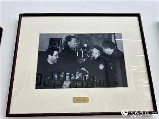 萬徒勒里（左一）與艾青、蕭三、齊白石的老照片。人民網(wǎng)記者 周雨攝