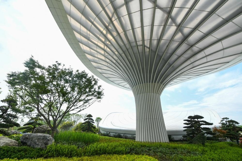 這是2024年4月22日拍攝的成都世園會(huì)主會(huì)場入口處的“芙蓉花”底部，它兼具收集雨水、循環(huán)利用的功能。新華社記者 王曦 攝