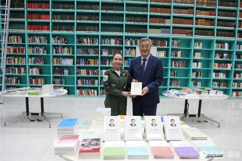 授課后，中國(guó)駐巴西大使祝青橋向巴西高等防務(wù)學(xué)院圖書(shū)館捐贈(zèng)了150本書(shū)籍。圖為祝青橋和巴西高等防務(wù)學(xué)院院長(zhǎng)卡拉·利里奧·馬丁斯在圖書(shū)捐贈(zèng)儀式上。 人民網(wǎng)記者 陳一鳴攝