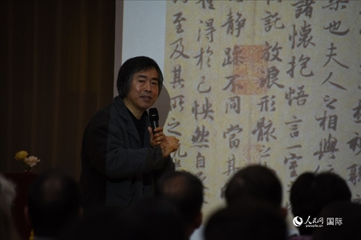 國(guó)家畫院王東聲教授介紹中國(guó)書法作品。人民網(wǎng)記者 殷淼攝