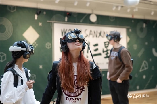 體驗(yàn)三星堆VR文化。中國(guó)駐瑞典大使館供圖