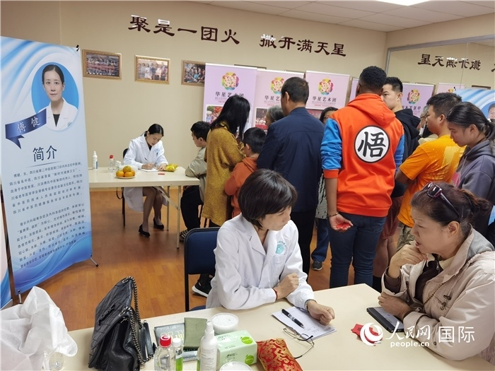 中醫(yī)專家為當(dāng)?shù)厝A僑華人提供中醫(yī)咨詢和診療服務(wù)。 （本報(bào)記者 楊謳 攝）
