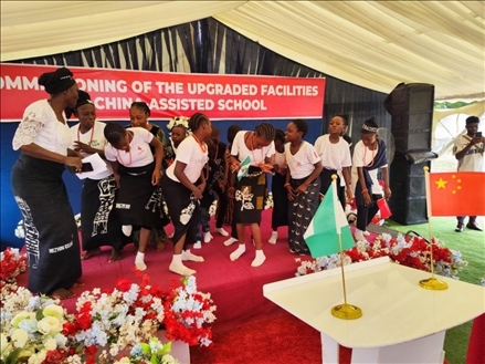 師生們載歌載舞。駐尼日利亞使館供圖