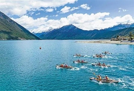 2024年4月20日，2024年巴松措國(guó)際漂流公開賽的選手在比賽中。 新華社記者 孫非攝