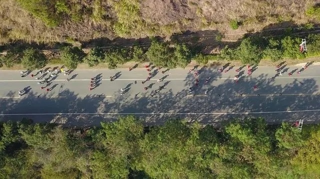 1月6日，健身愛好者在徒步活動(dòng)中（無(wú)人機(jī)照片）。新華社記者 黃國(guó)保攝