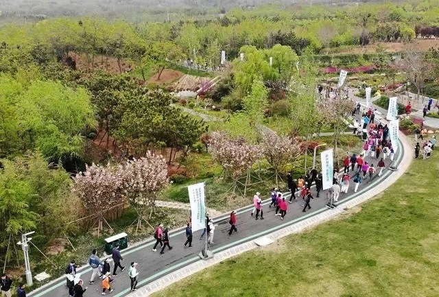 4月27日，登山愛好者在浮山森林公園參加登山健身活動(dòng)（無(wú)人機(jī)照片）。新華社記者 李紫恒攝