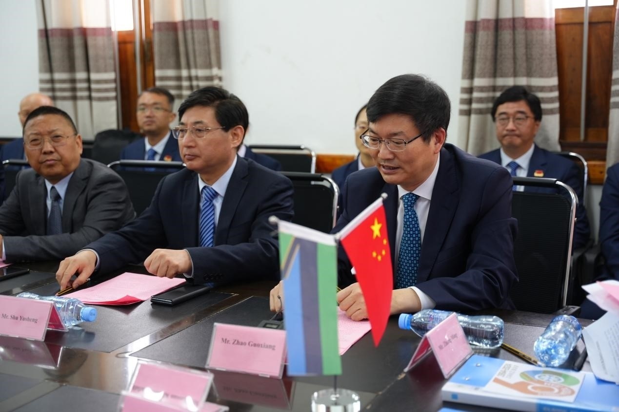 揚(yáng)州市衛(wèi)健委黨委書記趙國祥在衛(wèi)生部捐贈儀式上發(fā)言。中國援桑醫(yī)療隊供圖