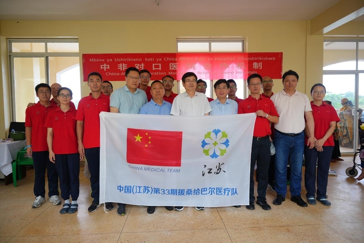 揚(yáng)州市衛(wèi)健系統(tǒng)代表團(tuán)和醫(yī)療隊在義診現(xiàn)場合影。中國援桑醫(yī)療隊供圖