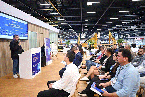 當?shù)貢r間4月26日，深圳市發(fā)展和改革委員會在巴西圣保羅國際工程機械及礦山機械展上舉行專題推介會，介紹將于今年下半年在深圳市舉辦的2024國際數(shù)字能源展。 2024國際數(shù)字能源展組委會供圖