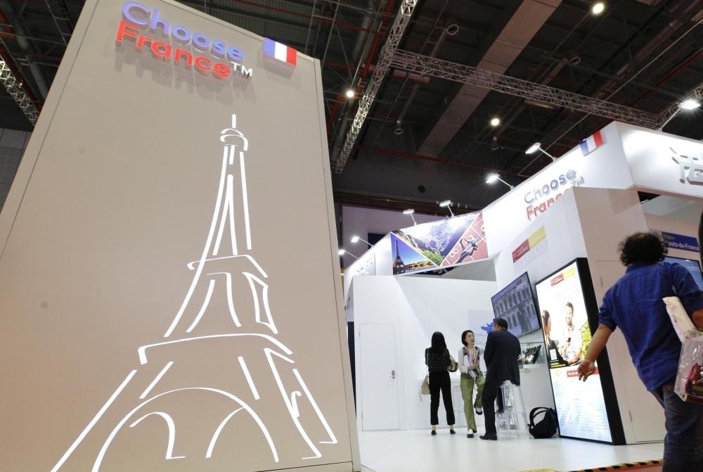 2019年11月5日，第二屆中國國際進(jìn)口博覽會在上海國家會展中心開幕。這是參觀者走過法國國家館。新華社記者 張玉薇 攝