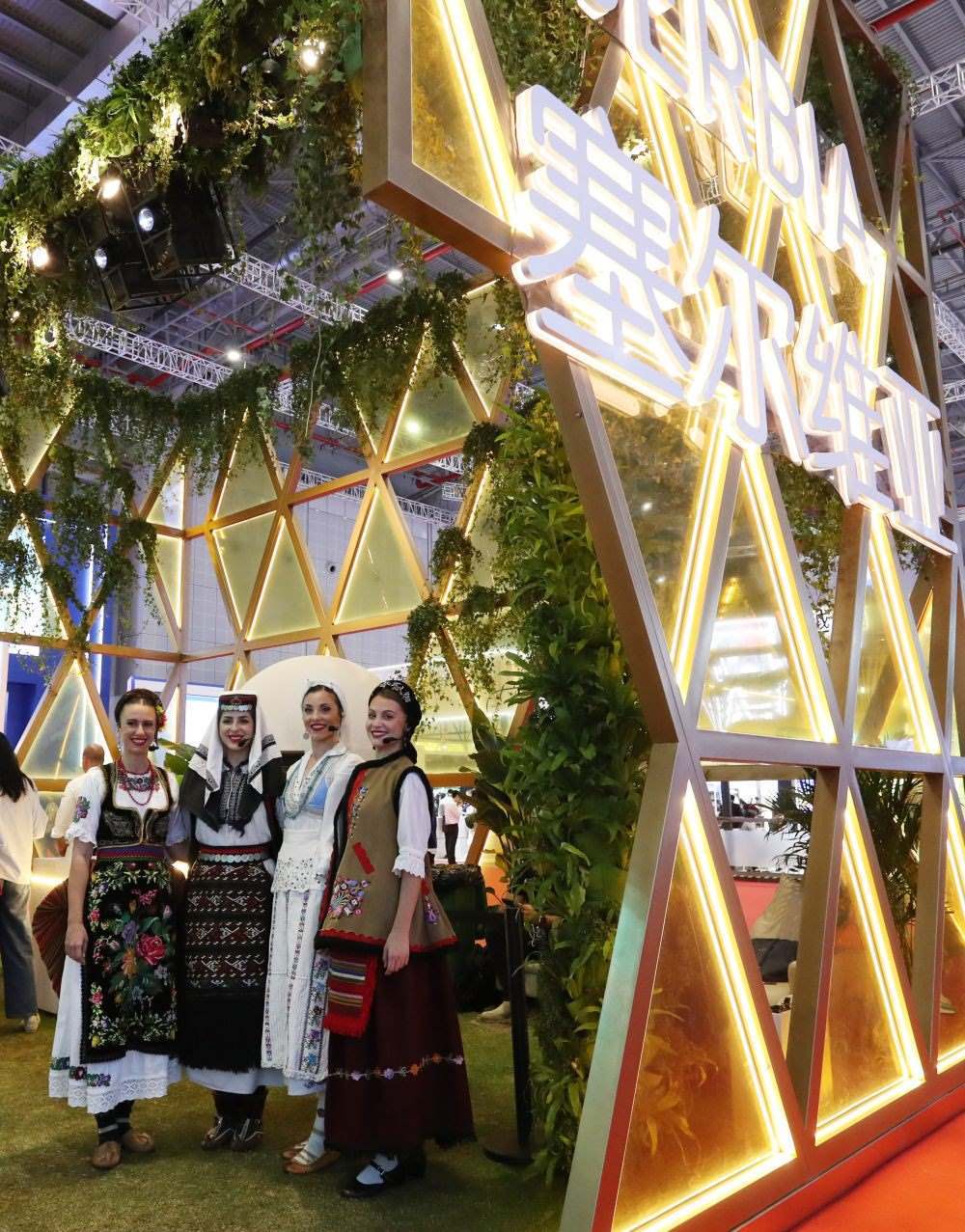 2023年11月6日，身著傳統(tǒng)服飾的演職人員在上海進(jìn)博會國家展塞爾維亞展臺迎接參觀者。第六屆進(jìn)博會國家展全面恢復(fù)線下舉辦，洪都拉斯、塞爾維亞、越南、南非、哈薩克斯坦作為本屆進(jìn)博會主賓國在國家展亮相。新華社記者 方喆 攝