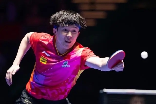 2024年4月15日，王楚欽在澳門世界杯比賽中回球。新華社記者 張金加攝