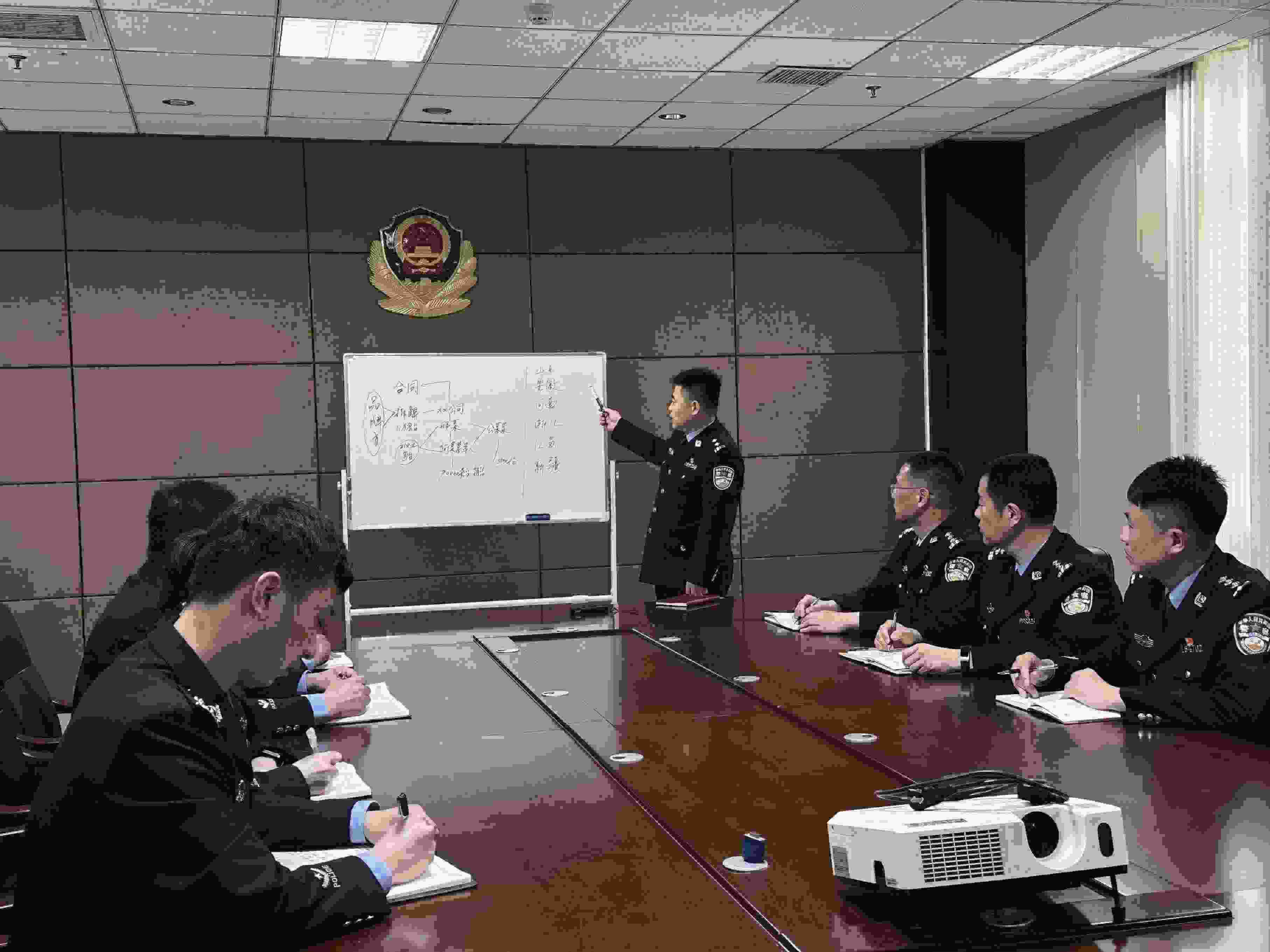 專案組辦案民警介紹案情。人民網(wǎng)記者 郝萍攝