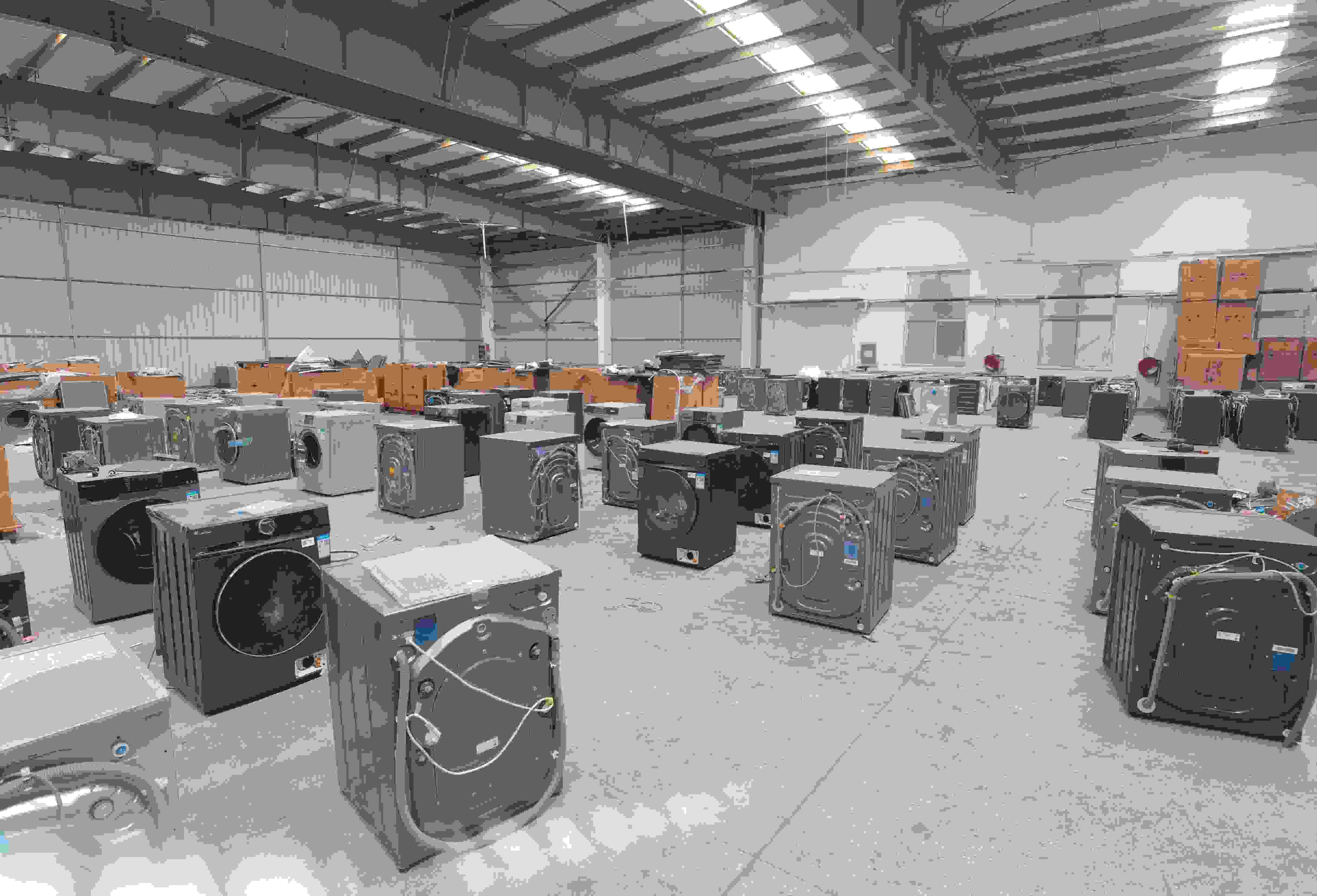 專案組民警查扣涉案場(chǎng)所及假冒知名品牌洗衣機(jī)。巨野警方供圖