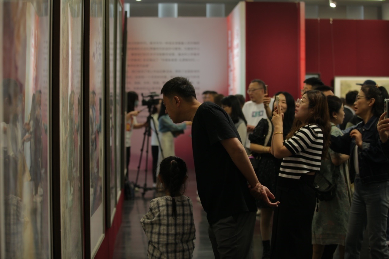 嘉賓及教研員、教師代表參觀展覽。主辦方供圖