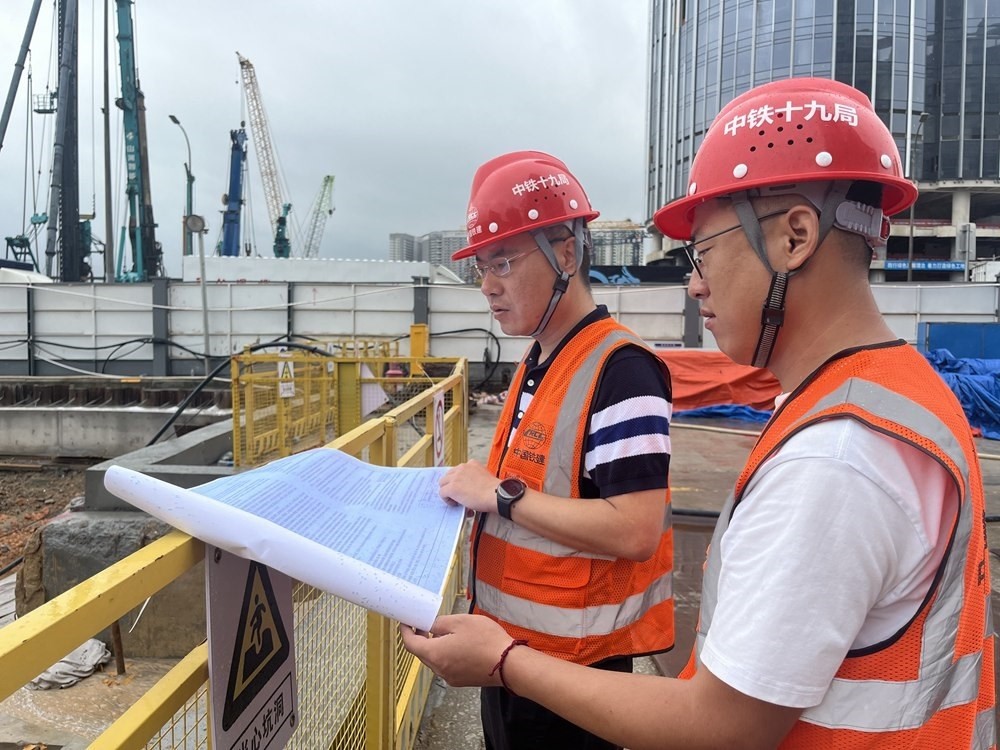 2024年4月26日，深圳市五一勞動獎章獲得者、中鐵十九局軌道公司項目副經理夏荔（左）在穗莞深城際鐵路前皇段皇崗口岸站建設現場忙碌。新華社發(fā)