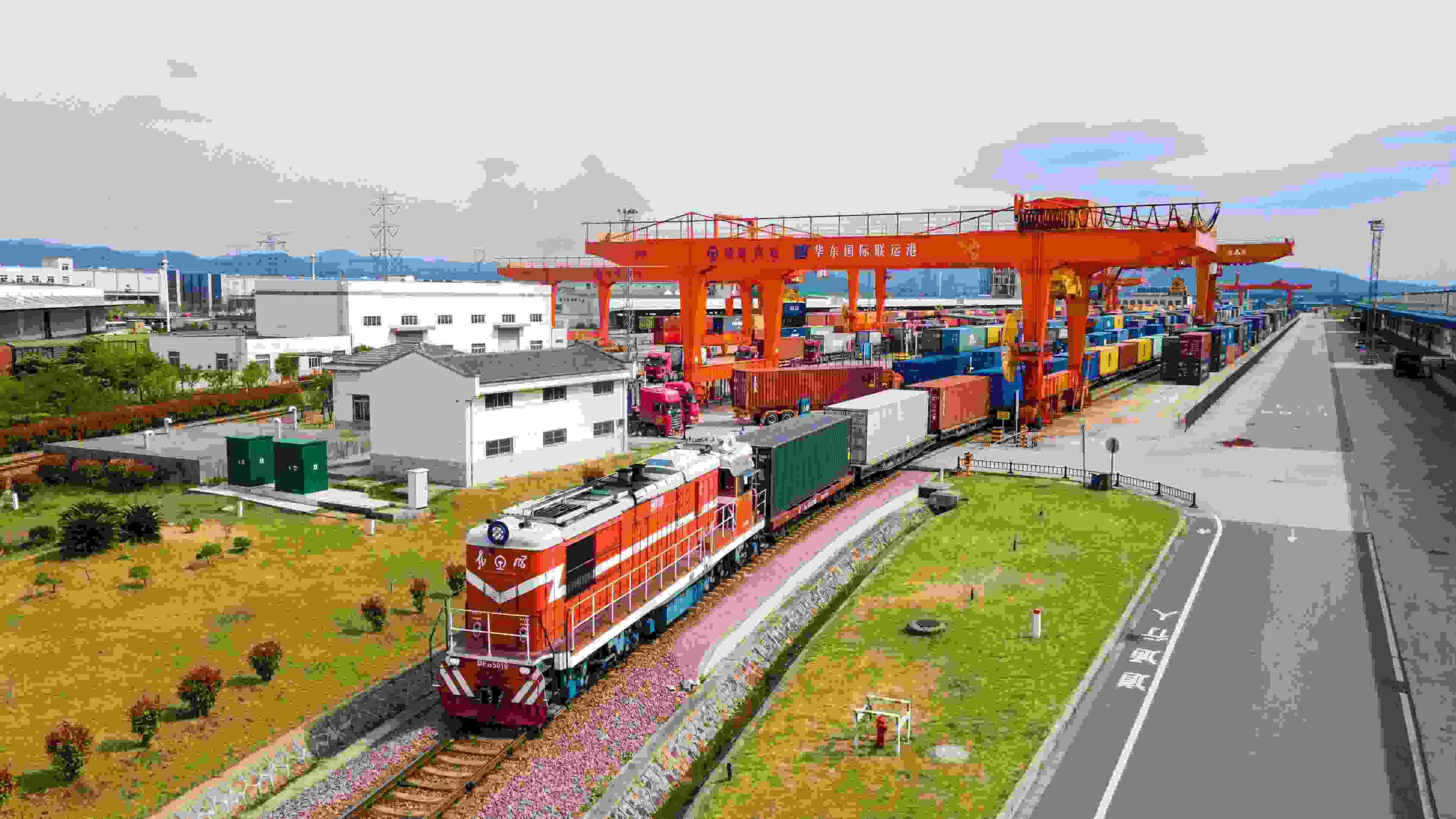 △2024年4月1日，浙江省金華華東國際聯(lián)運港，一列中歐班列裝載110個標箱日用百貨、電動工具、機械裝備等貨物從鐵路金華南貨場啟程駛往匈牙利布達佩斯。