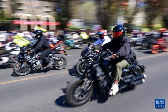 這是4月30日在新疆烏魯木齊市舉行的巡游活動上拍攝的摩托機車方陣。