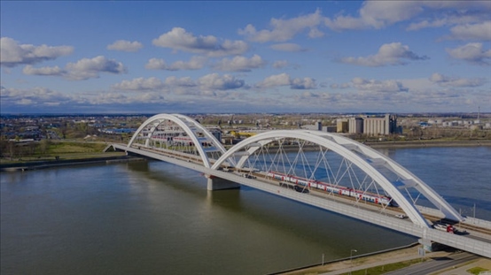 △2024年3月12日，一列火車運行在匈塞鐵路塞爾維亞境內(nèi)貝諾段諾維薩德多瑙河大橋上。