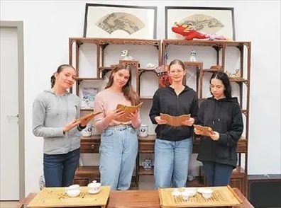 匈中雙語學(xué)校的學(xué)生胡靈月(左一)、宋智孝(右二)學(xué)習(xí)中國茶文化。