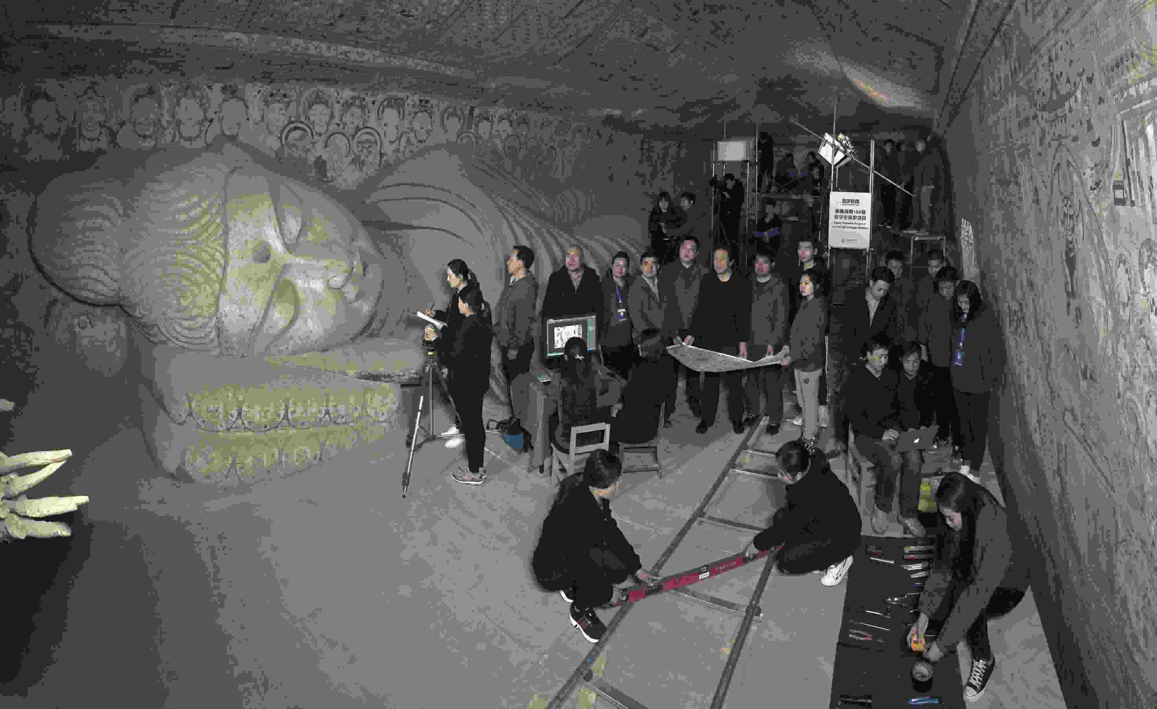 敦煌研究院文物數(shù)字化團(tuán)隊(duì)在莫高窟第158窟工作現(xiàn)場(chǎng)。敦煌研究院供圖