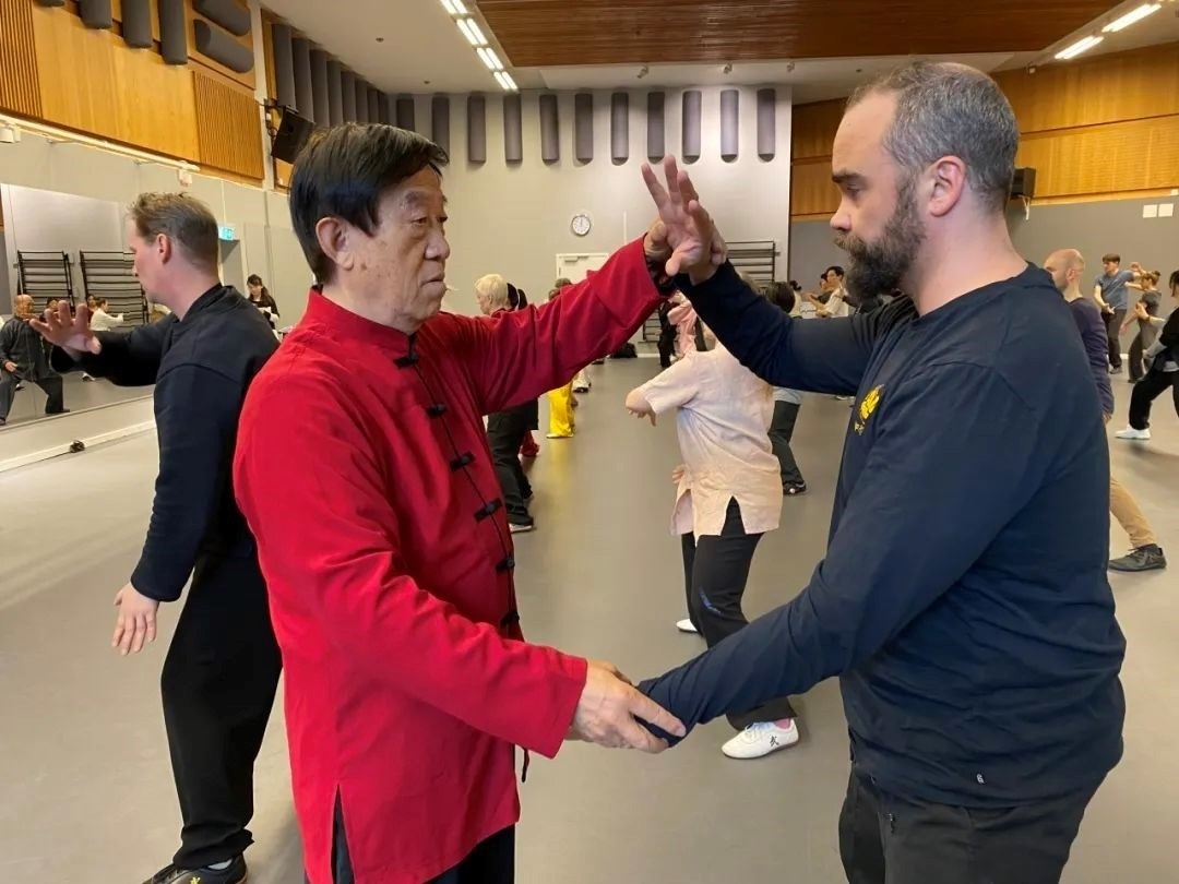 陳正雷老師親自示范指導(dǎo)。斯德哥爾摩中國文化中心供圖