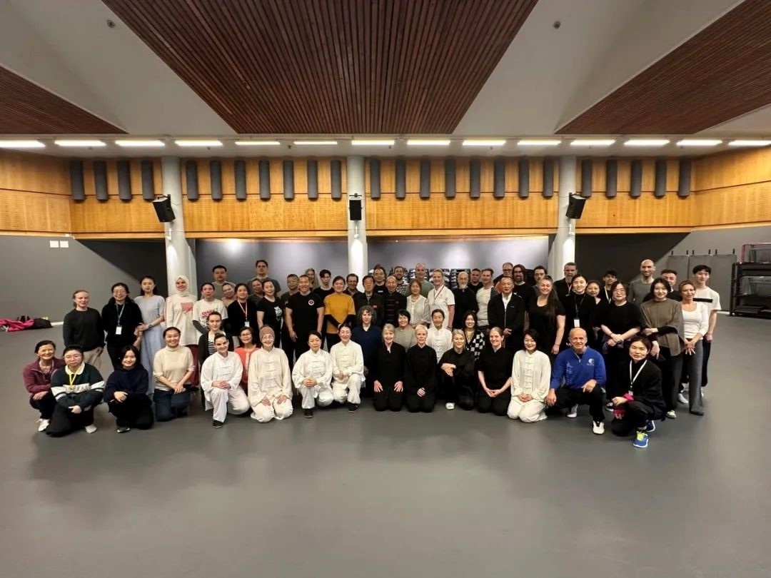 陳正雷老師與培訓(xùn)班全體學(xué)員合影留念。斯德哥爾摩中國文化中心供圖