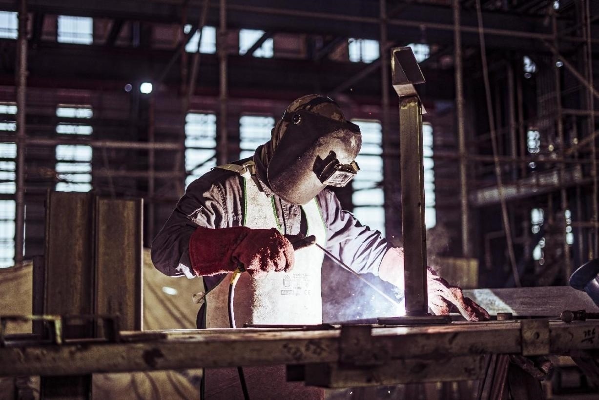 工人在沙特國王港項目現(xiàn)場進行焊接操作。山東電建供圖