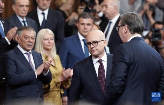  5月2日，在塞爾維亞貝爾格萊德，新一任政府總理武切維奇（中）出席就職儀式。新華社發(fā)（普雷德拉格·米洛薩夫列維奇攝）