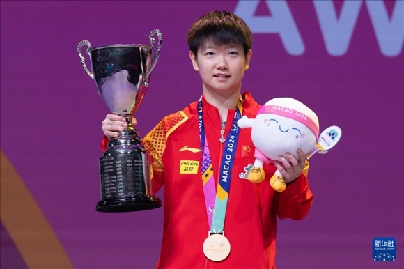 2024年4月21日，在2024年澳門國際乒聯(lián)女子世界杯決賽中，孫穎莎奪得冠軍。圖為孫穎莎在頒獎臺上。新華社記者 張金加 攝