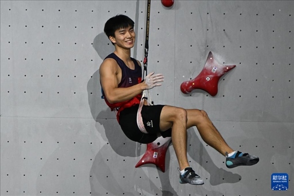 2024年4月13日，在江蘇吳江舉行的2024年國際攀聯(lián)攀巖世界杯（吳江站）男子速度決賽中，中國選手伍鵬獲得冠軍。圖為中國選手伍鵬在決賽后慶祝。新華社發(fā)（王須中攝）