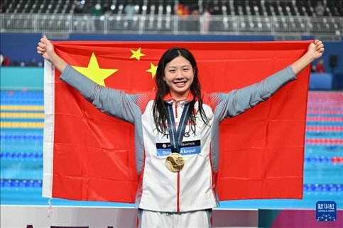 2024年2月13日，2024年世界游泳錦標(biāo)賽游泳項目女子100米蛙泳決賽在卡塔爾多哈舉行。圖為冠軍中國選手唐錢婷在頒獎儀式后慶祝。新華社記者 薛宇舸 攝