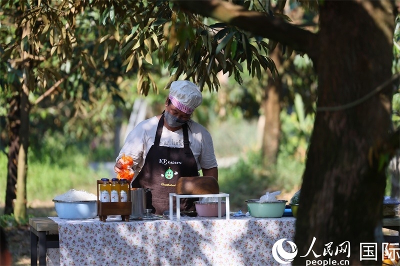 工作人員正在準(zhǔn)備特色果汁。人民網(wǎng)記者 白元琪攝