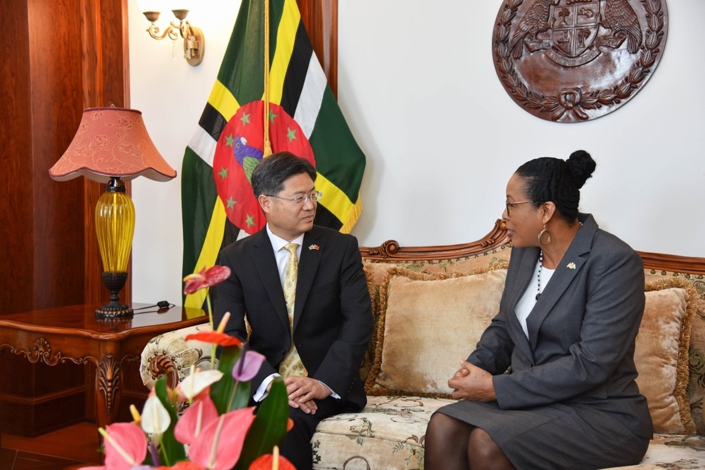 當(dāng)?shù)貢r間5月3日，中國新任駐多米尼克大使儲茂明（左）向多總統(tǒng)伯頓遞交國書。 中國駐多米尼克大使館供圖