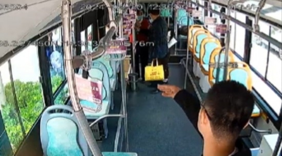 公交車上他一聲大吼！魏杰，好樣的！