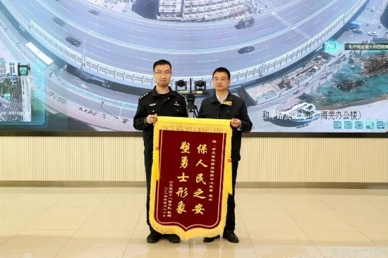 公交車上他一聲大吼！魏杰，好樣的！