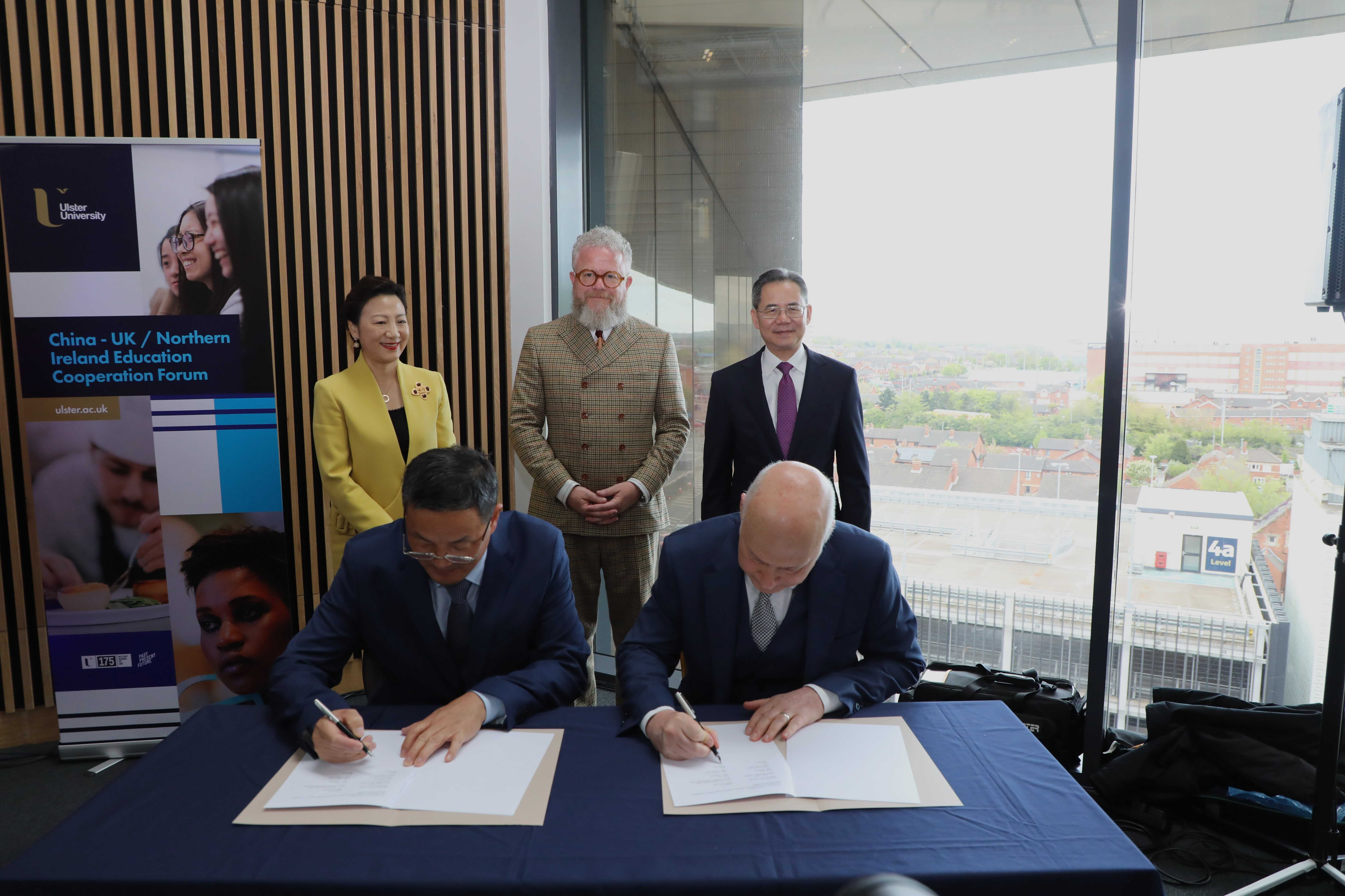 湖北師范大學(xué)同奧斯特大學(xué)簽署共建教育語言文化交流中心的協(xié)議現(xiàn)場(chǎng)。中國(guó)駐英國(guó)大使館供圖