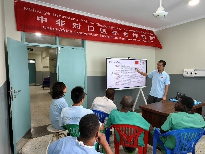 王林醫(yī)生開展術(shù)后疼痛管理的專題講座。中國（江蘇）第33期援桑給巴爾醫(yī)療隊(duì)供圖