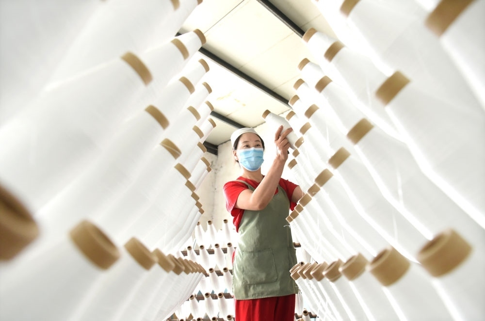 2024年5月1日，工人在山東省淄博市沂源縣悅莊工業(yè)園一玻纖企業(yè)整理加工的產(chǎn)品。新華社發(fā)（趙東山攝）