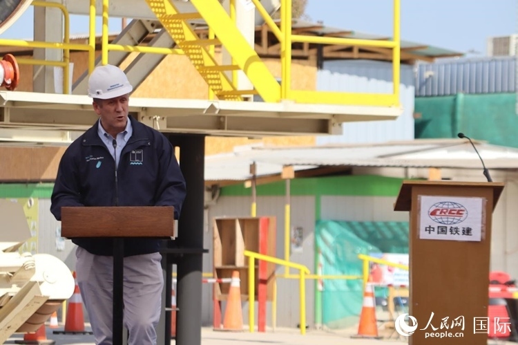 智利交通與電信部部長(zhǎng)胡安·卡洛斯·穆尼奧斯在儀式上為盾構(gòu)機(jī)進(jìn)行命名，并宣布盾構(gòu)始發(fā)。陳露明攝