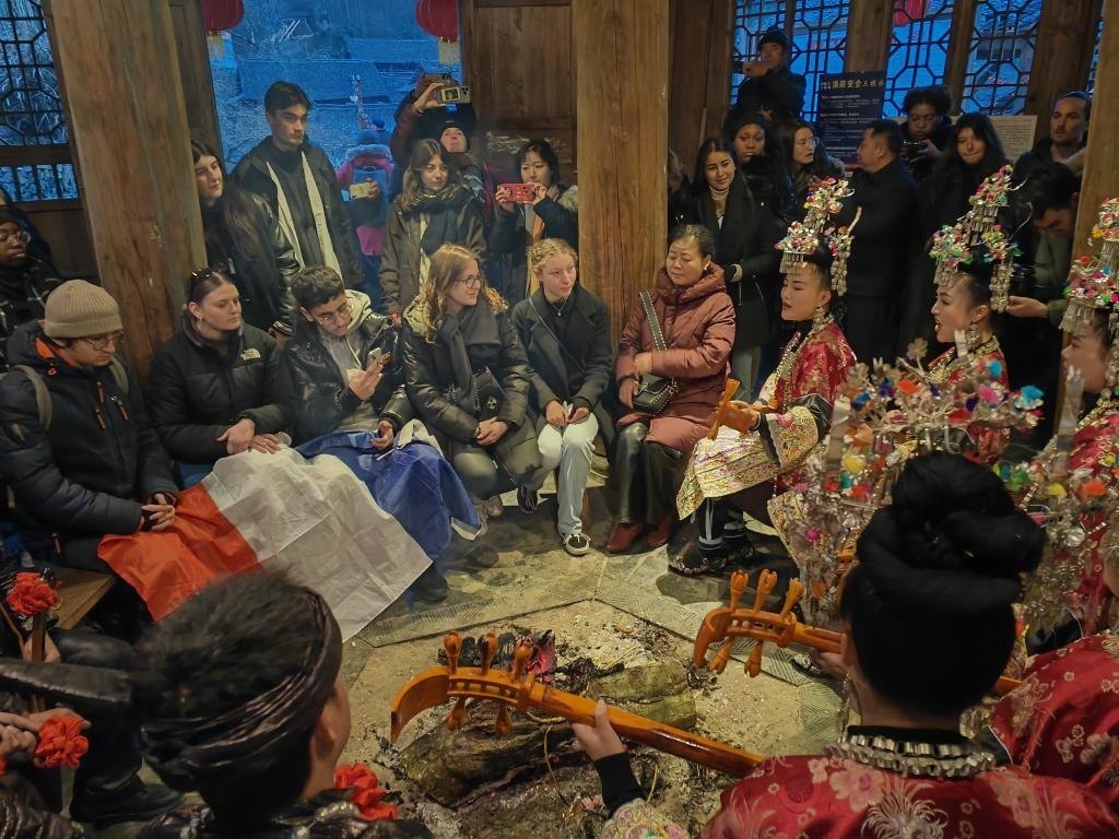 法國(guó)青年在榕江體驗(yàn)民俗文化。新華社記者 羅羽 攝