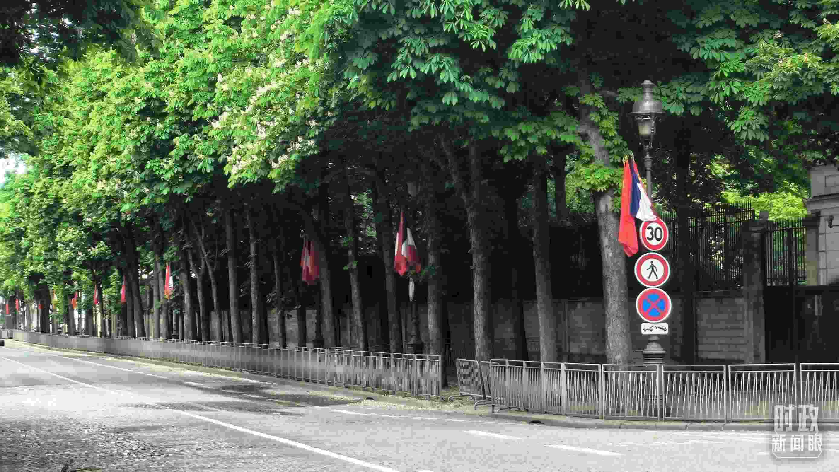 △巴黎道路兩側(cè)懸掛中法兩國國旗。（總臺央視記者鄂介甫拍攝）