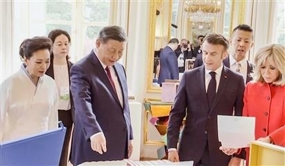 △當(dāng)?shù)貢r間5月6日下午，在中法領(lǐng)導(dǎo)人會談前，習(xí)近平主席向馬克龍總統(tǒng)贈送中國翻譯的法國小說。