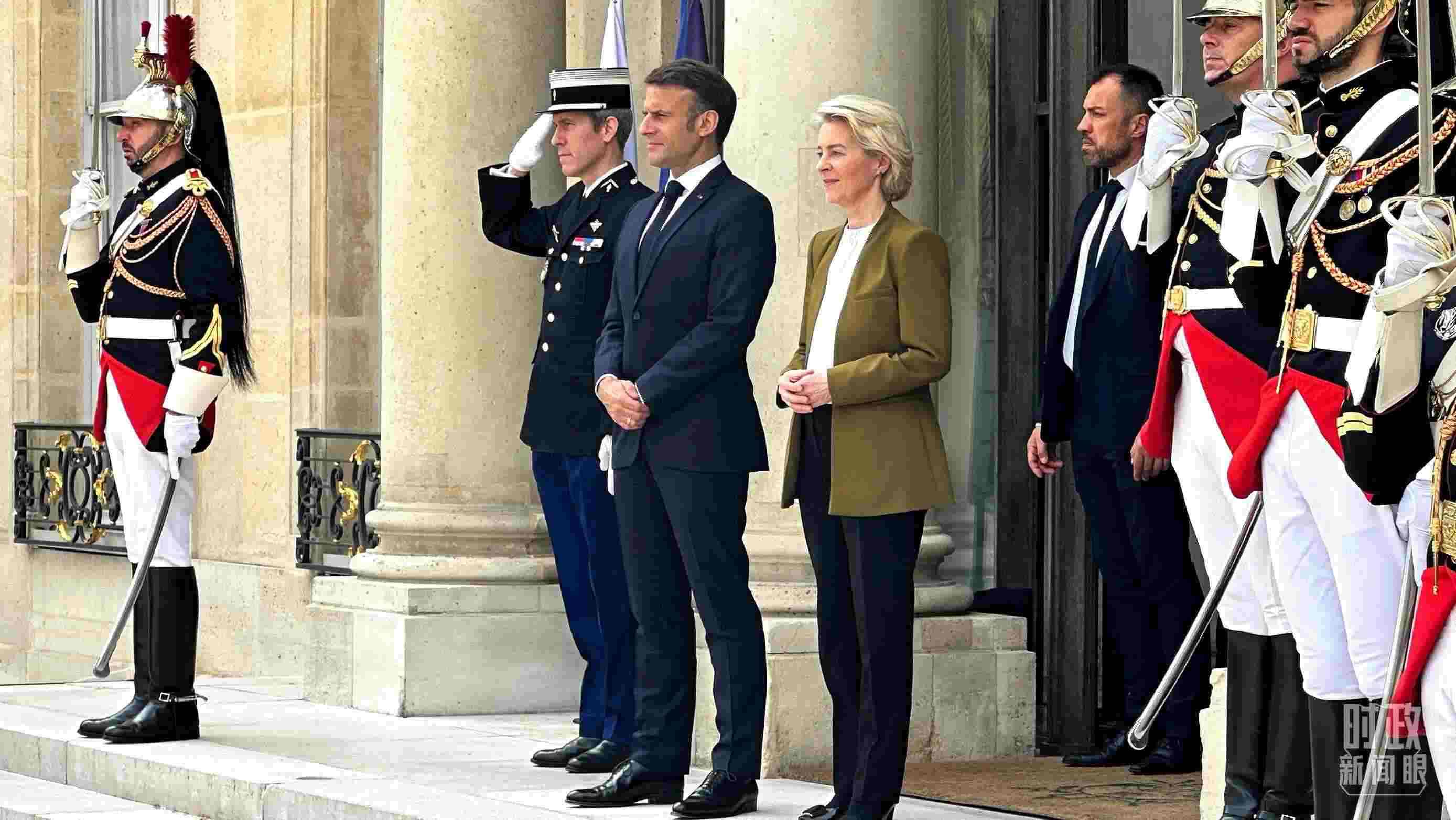 △中法歐領(lǐng)導(dǎo)人三方會晤后，馬克龍總統(tǒng)和馮德萊恩主席將習(xí)主席送至上車處。（總臺央視記者關(guān)舟拍攝）