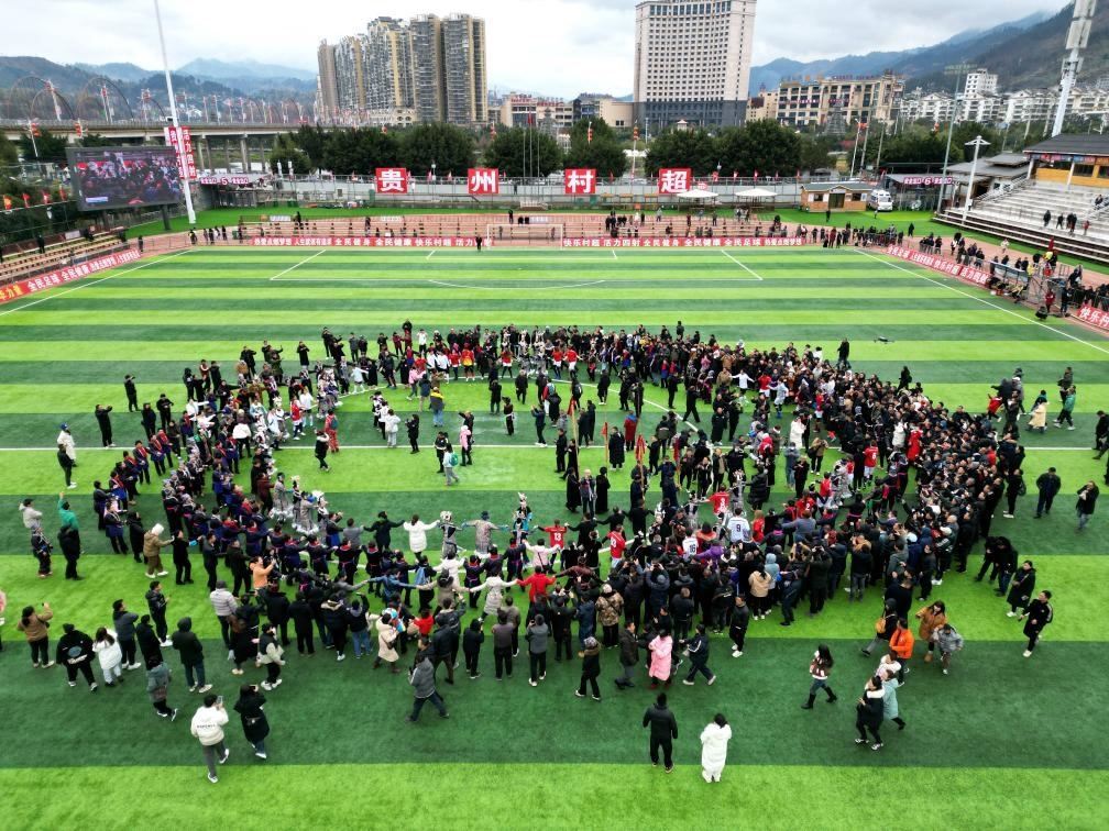 比賽結(jié)束后，兩隊(duì)隊(duì)員、親友團(tuán)和大批觀眾手拉手跳起侗族舞蹈。新華社發(fā)（王炳真攝）