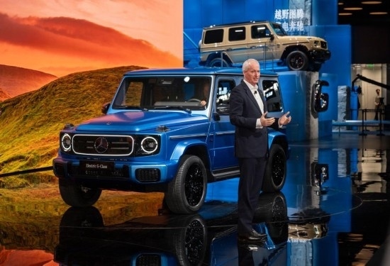 4月25日，在北京中國(guó)國(guó)際展覽中心順義館舉行的2024北京車(chē)展上，梅賽德斯—奔馳集團(tuán)股份公司董事會(huì)成員唐仕凱介紹梅賽德斯—奔馳純電G級(jí)越野車(chē)。新華社記者 才揚(yáng) 攝