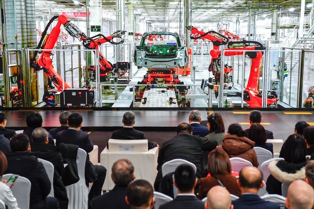 2024年1月26日，奧迪一汽新能源汽車有限公司預(yù)批量生產(chǎn)正式啟動，嘉賓觀看奧迪一汽新能源汽車有限公司生產(chǎn)車間的宣傳短片。新華社記者 許暢 攝